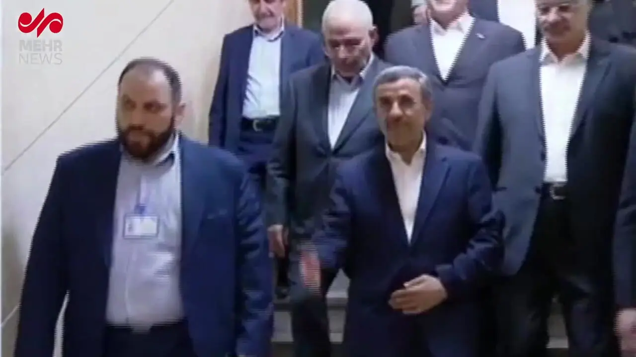 ببینید | لحظه ورود احمدی نژاد به ستاد انتخابات 