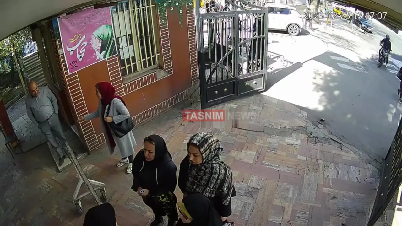 سرقت خشن دستبند طلا از زن جوان در تهران لحظه وقوع